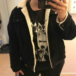 - Skitsnygg Manchesterjacka som inte alls är mycket använd, bra fodrad och varm 🦋
