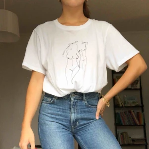  - Säljer denna T-shirt från NAKD. Den är lång, men enkelt att knyta eller stoppa in. Frakt 63kr