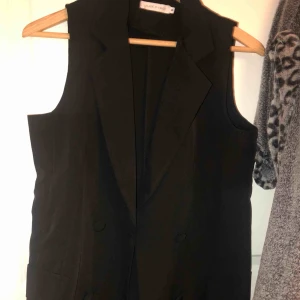  - Svart väst 