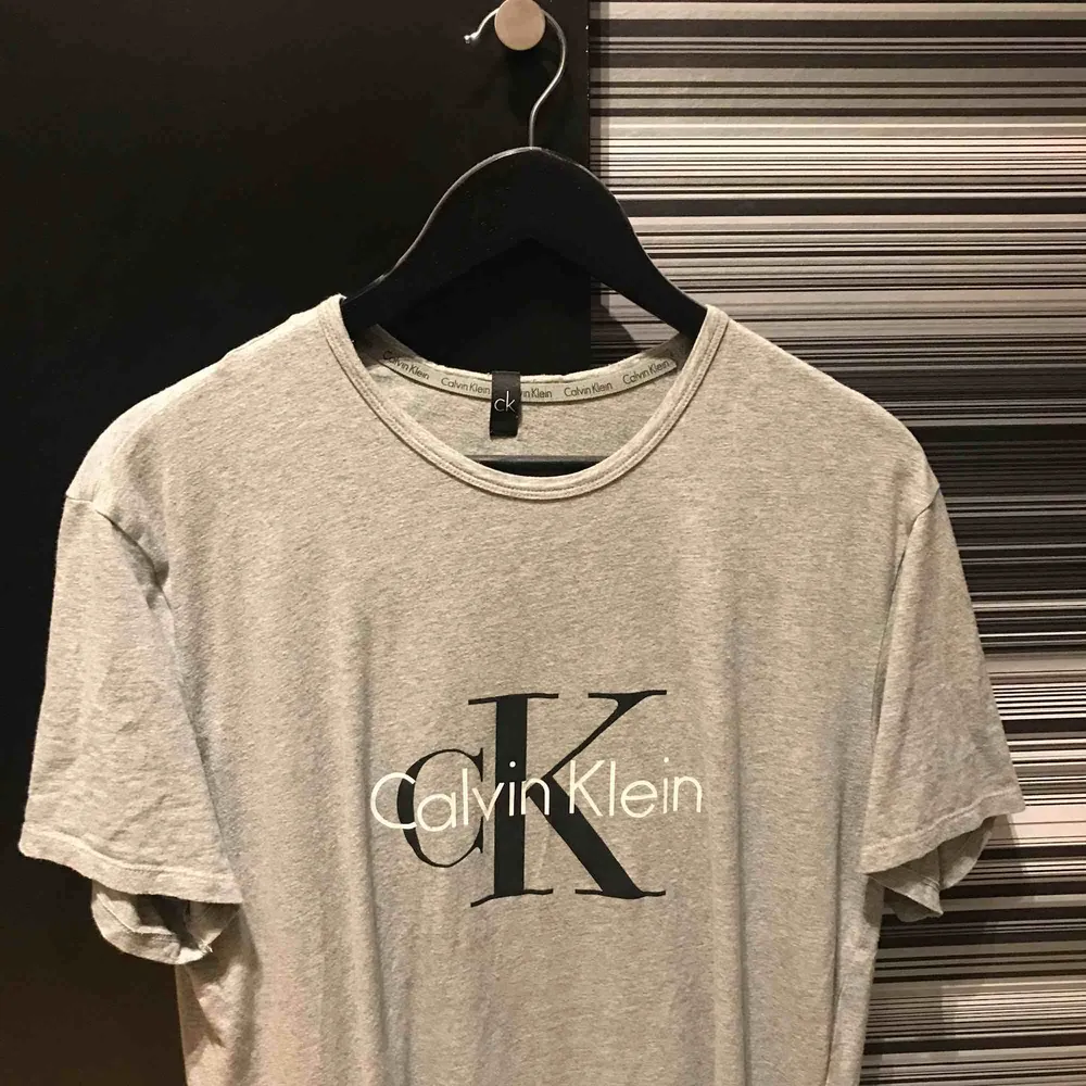 En Nice T-shirt från Calvin Klein. Frakt ingår i priset. T-shirts.