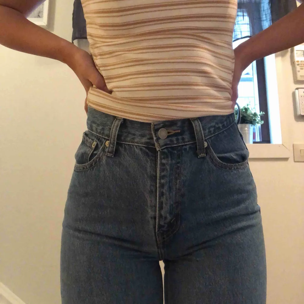 Levi’s mom jeans i strl 24 I väldigt bra skick. Jeans & Byxor.