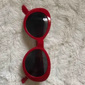 Röda solglasögon från h&m Kika gärna in på min profil, har massvis med annonser ute!