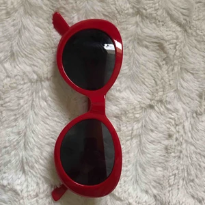  - Röda solglasögon från h&m Kika gärna in på min profil, har massvis med annonser ute!