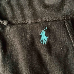 - Mjukisbyxor från Ralph Lauren Polo. Nypris 700 kr. Använda men fint skick!! Köparen står för frakt 💛