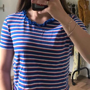  - Randig T-shirt från Zara med volangdetalj, aldrig använd Kika gärna in på min profil, har massvis med annonser ute!  