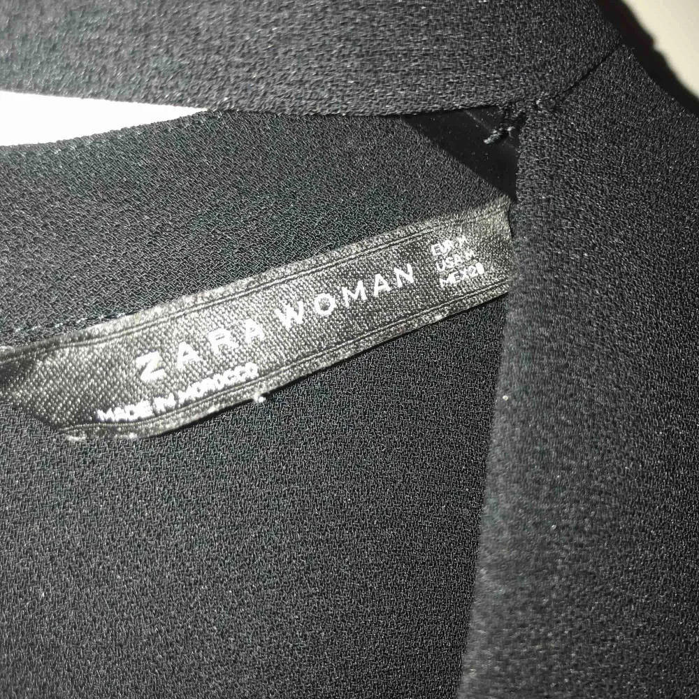 Svart v-ringad klänning från Zara i stl. M, säljer den även i mörkgrön! . Klänningar.