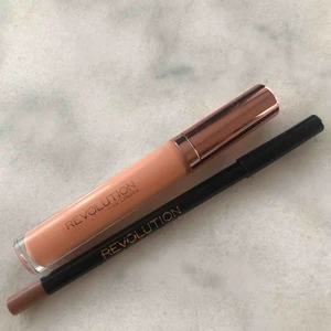  - Oanvända (endast swatched) läpp-kit från revolution. En krämig Läppenna & ett läppglans i färgen Nude. ❣️