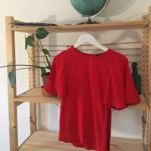  - Jag är mellan small-medium och den passar bra. Den är rätt stretchig. 