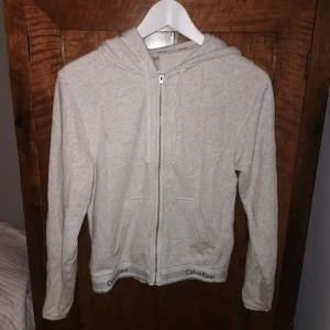  - KOFTA FRÅN CALVIN KLEIN! stl s 80 kr 