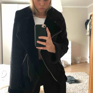  - Svart mocka imiterad bikerjacket fodrad med mysig pälsimition, köparen står för frakt