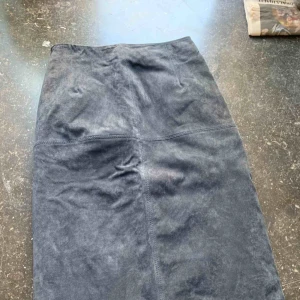  - Marinblå mockakjol, storlek XS. Nypris 1500kr. Aldrig använd. Priset är inklusive frakt.