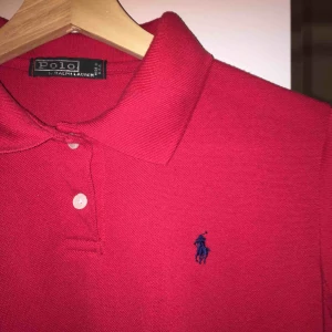  - En jätte fin ralph laurent tröja som tyvärr blivit för liten för mig, ganska använd men ändå inga hål eller andra skador. frakt 59❤️