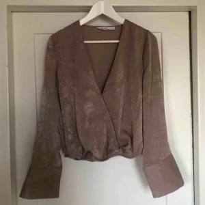  - Beige omlottopp från NA-KD, färgen är mest lik första bilden. Helt ny, endast provad, kostar 299kr på NA-KD:s hemsida.  Kan mötas upp eller skicka för 30kr.😊