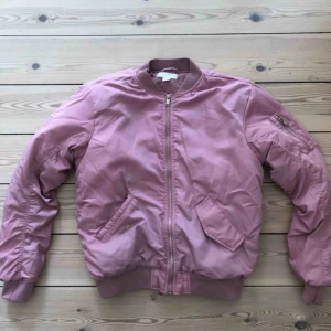  - Bomberjacka oanvänd, från H&M