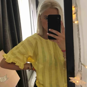  - Säljer min supersöta ”blus/t-shirt/linne tröja från Zara Basic då den tyvärr aldrig kommer till användning. Har använt den 2/3 gånger och köpte för 2 år sedan, den är som ny, superbra skick. Lite tjockare linnematerial. 