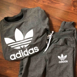  - Så skönt set från Adidas med långärmad tröja & byxa. 150kr för båda + frakt (finns även att hämta i Östersund). Står strlM men skulle säga att dom är mer som S😊 Ej äkta.