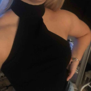  - Så himla snygg tröja från Carin Wester!! Säljs då den aldrig kommer till användning. ALDRIG ANVÄND