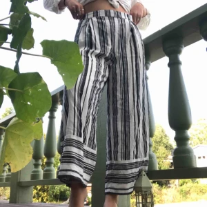  - Vida, randiga byxor från Monki. Ganska stora i storleken. Tunna och jättesköna på sommaren. Säljer då dem är för stora för mig. 