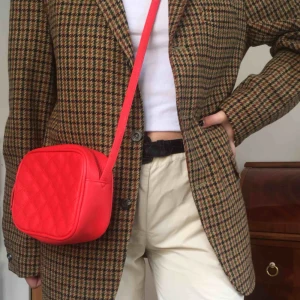  - Röd söt liten väska. Kan mötas på södermalm. Frakt tillkommer! ❤️❤️❤️