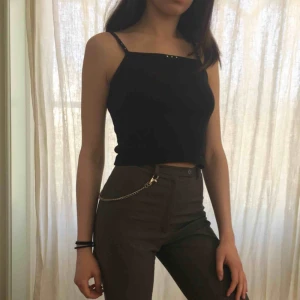  - Grå kostymbyxor från Sisley. Går till vristen på mig som är 170 cm! En knapp saknas på insidan men de går lika bra att stänga ändå. 