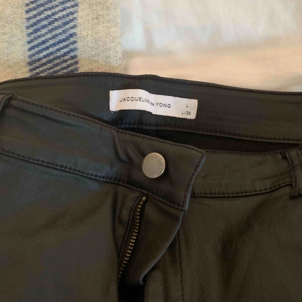 Moderna skinn byxa. Rekommenderas till korta pga väldigt korta i benen. Frakt tillkommer . Jeans & Byxor.