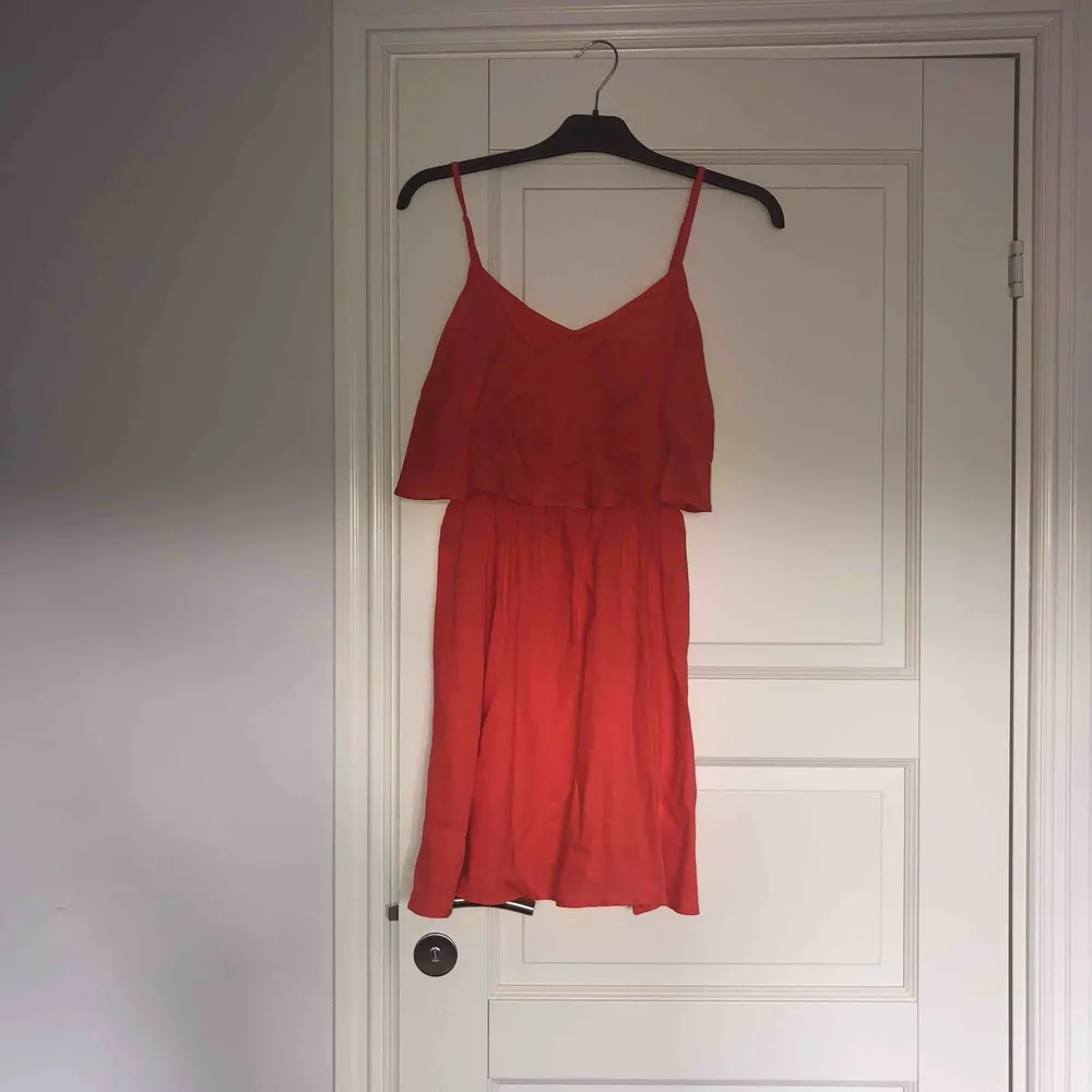 Oanvänd klänning från hm  Röd/orange färg  Ordinarie pris 249 . Klänningar.