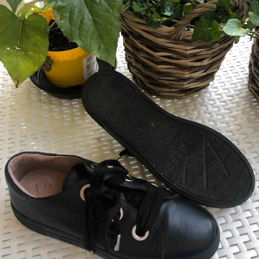 Helsvarta, oanvända skor i storlek 37 dammodell. Går att använda sommar, vår och höst. Skorna kommer från Kcobler och kostade 1000 kr original pris. Köparen står för frakten. ❤️. Skor.