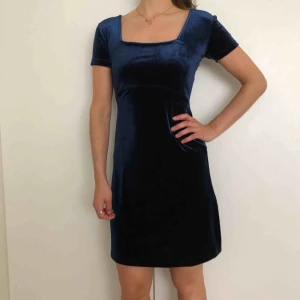  - Blå sammetsklänning från Hennes (gamla H&M). Strl 34, men lite stretchig så passar även strl 36. 📬 Frakt 54 kr