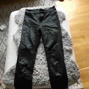 Coated jeans köpt på Nelly.com Bra skick  Köparen står för frakt