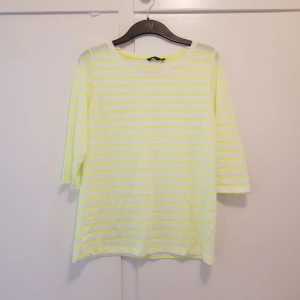 - Fin tröja i nyskick. Neon gul & vit