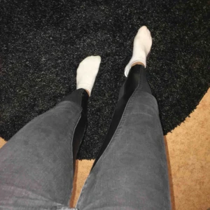  - Gråa/svarta Jeans ifrån Kappahl, i gott skick. ”Skodda” med läder på insidan av byxbenen. Kan mötas upp i Norrtälje eller frakta. Köparen står för frakten