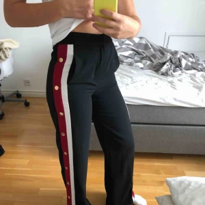  - Säljer mina fina byxor från zara då de tyvärr inte kommer till användning😕 tar betalning via swish och frakt tillkommer! (Priset kan diskuteras!)