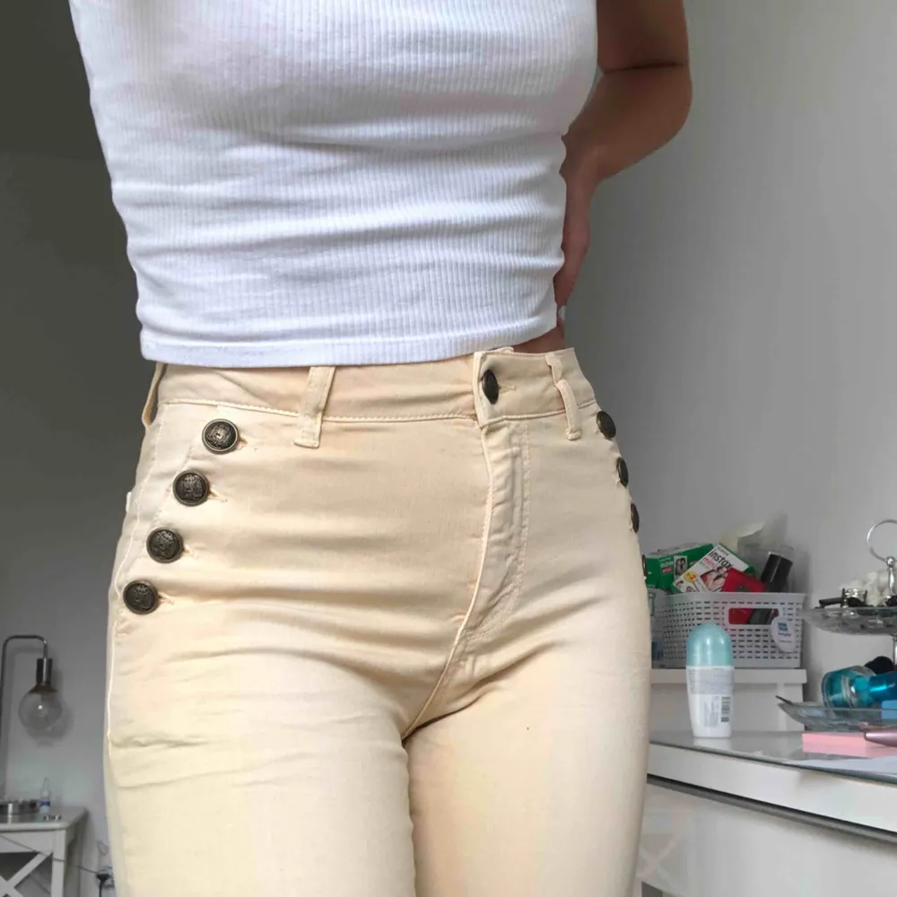 snygga jeans i beige/ljusgul från Åhléns i bootcut modell. Jeans & Byxor.