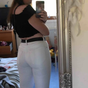  - Helvita jeans från märket crocker. Köpta på JC. Medelhög midja, skinny jeans. Aldrig använda. Frakt 36-56.