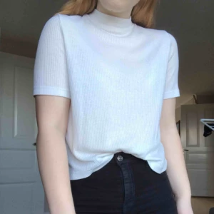  - Vit ribbad ganska tunn polo från bikbok. Märkt M men beror hur man vill att den ska sitta, själv är jag S. Använd men i bra skick. Frakt tillkommer.