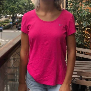  - En rosa kortärmad träningströja från Nike. 
