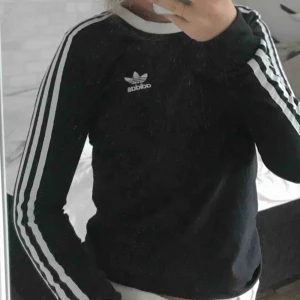  - svart adidas tröja i fint skick. använd ett fåtal gånger. storlek XS men passar även S