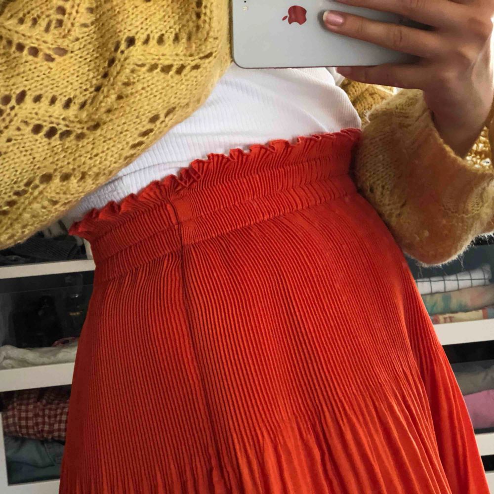 Jättefin kjol från H&M perfekt till hösten med en stickad tröja och kängor😍 har tyvärr blivit för liten för mig så nu vill den hitta någon annan som kan rocka den! Frakt tillkommer💕. Kjolar.
