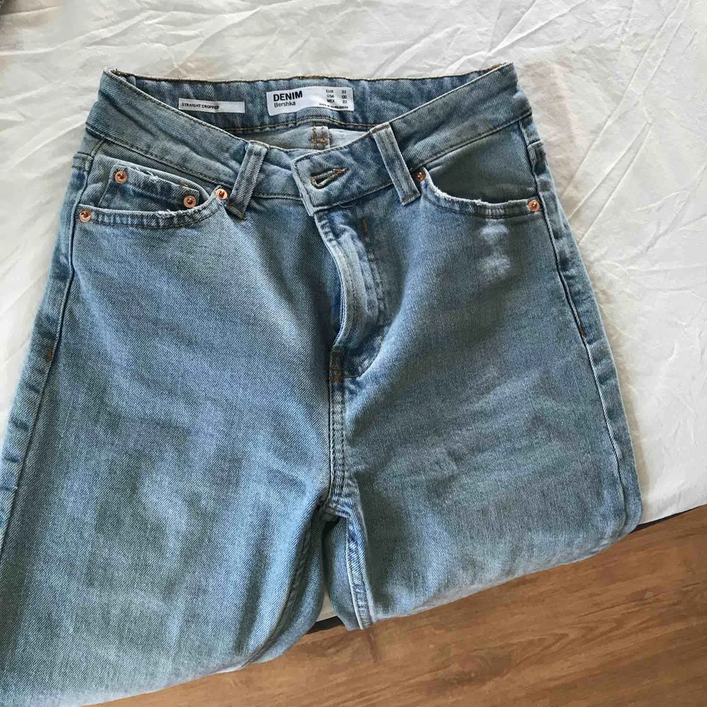 Jeans straightleg i storlek 32 från Bershka. Köpt från zalando för 249 men säljer de för 120 kr då jag köpte fel modell. Jättefint skick, använda ca 3 gånger.. Jeans & Byxor.