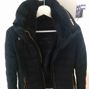  - Helt oanvänd höst/vinter jacka från Zara.  Marinblå med guldiga dragkedjor.  Päls på insidan av kragen. 