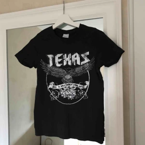  - T-shirt från ginatricot