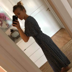  - Vintage klänning från beyond retro. Kostade 600kr, men tyvär är för stor för mig. Jätte jätte snygg! Skulle säga att det är storlek M, men därför att klänningen har snörning det passar nån mellan stor S till L