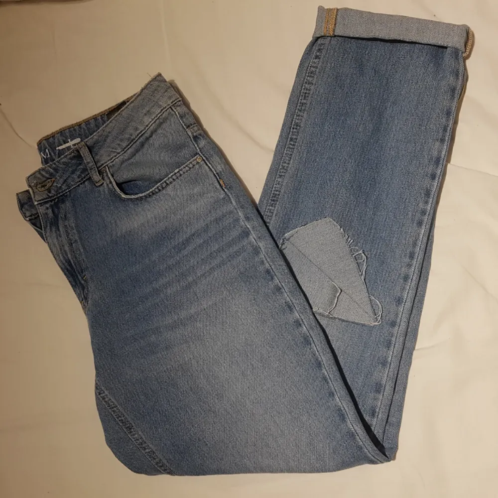 Jeans med slitningar vid knäna. Aldrig använda och frakten ingår 🎉. Jeans & Byxor.