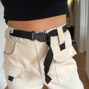  - Supercoola cargo pants från BOOHOO. Aldrig använda, prislappen sitter kvar. Nypris: 345:-. Frakt tillkommer. 