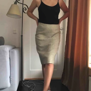  - Grå/vit/beige kjol från 60-talet. Storlek 38 men mer som en 34/36a! Skräddarsydd från Sverige (Gotland) 