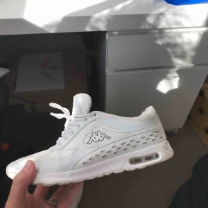  - Fina kappa skor som jag kanppt använt pga att de är försmå. Har köpt de på secondhand!