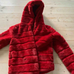 pälsjacka  - Extremt mjuk o mysig jacka, använt en vinter, tre lägsta knapparna har åkt av men han i butiken sa att det är enkelt att sy på nya då de lätt kan åka av, inget som stört mig dock. Lite mörkare än vad det ser ut som på bilden. Köptes för 650kr 💓