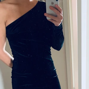 Svart sammetsklänning  - Mycket fin sammetsklänning från mango 🥭. Storlek M