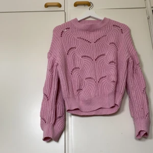 Stickad tröja - Rosa stickad tröja ifrån Gina. Färgen är som på bild 1 och 3