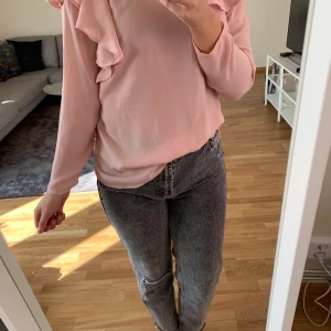 Söt blus. Storlek 34 - Blus från Gina tricot. Använd fåtal gånger 
